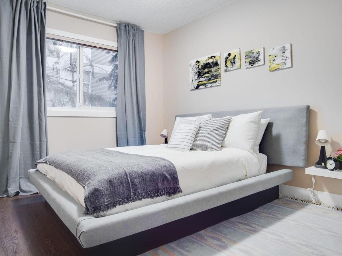 Gorgeous 2Br Condo W Parking Patio Coffee! Calgary Exterior photo