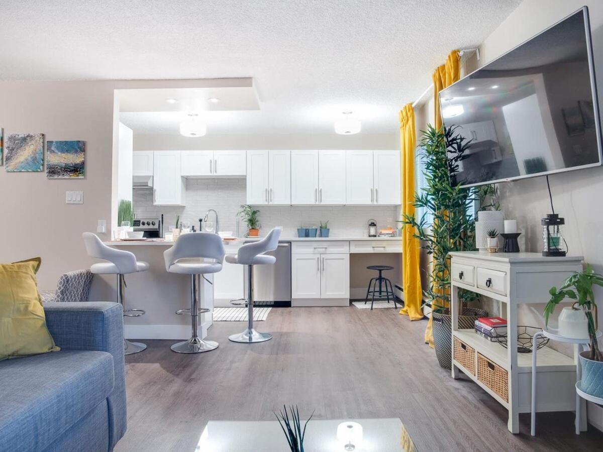 Gorgeous 2Br Condo W Parking Patio Coffee! Calgary Exterior photo